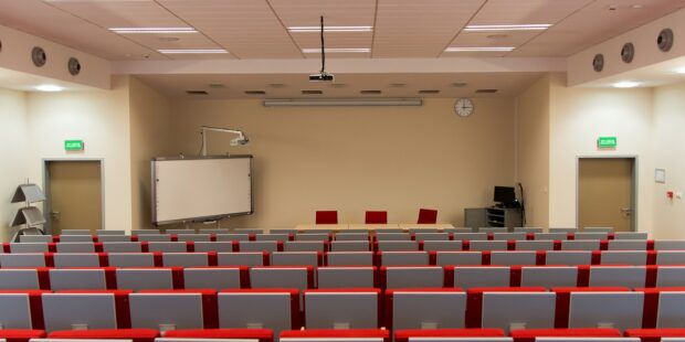 prázdný přednáškový sál